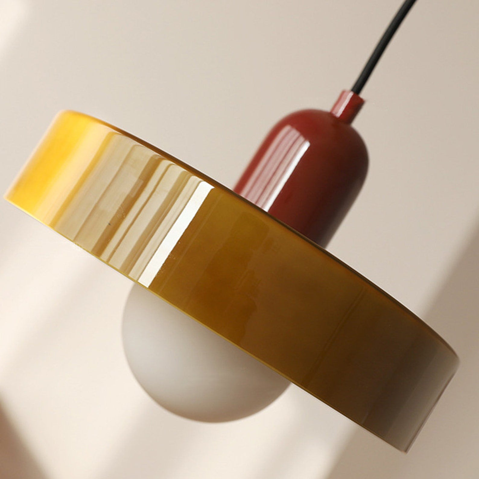 "Lampe suspendue moderne en verre, design Bauhaus, forme ronde élégante, lumière douce, idéale pour espace contemporain."