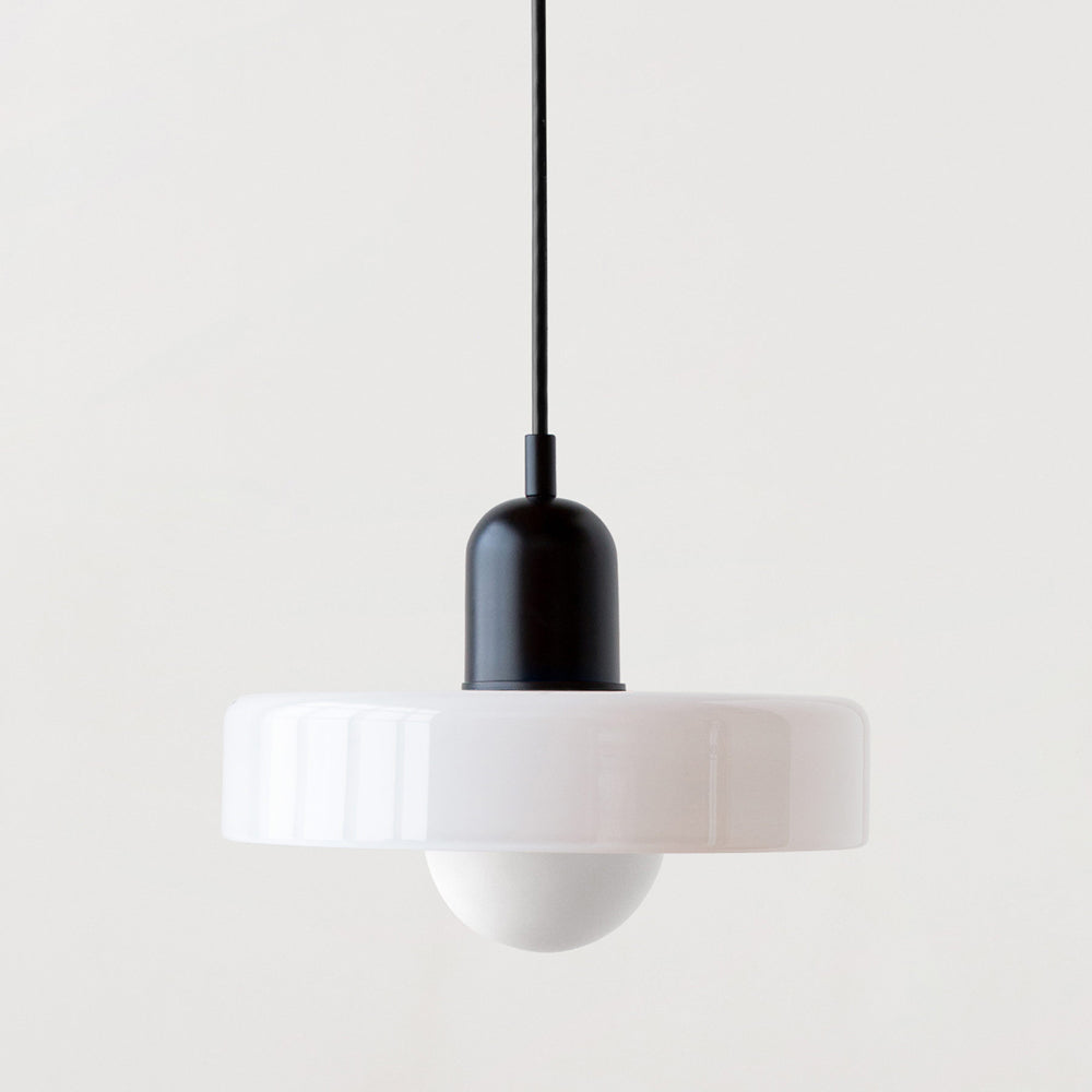 "Lampe suspendue moderne en verre, design Bauhaus, forme ronde élégante, lumière douce, idéale pour espace contemporain."