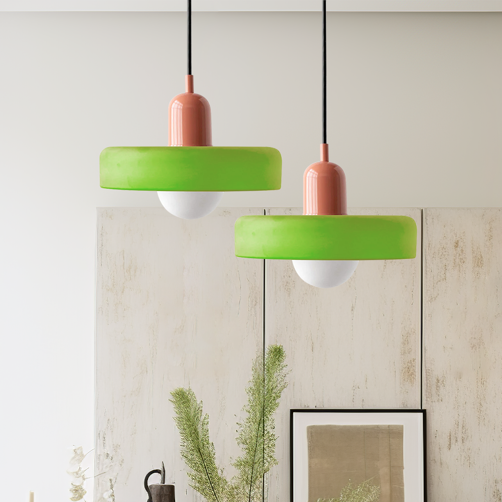 "Lampe suspendue moderne en verre, design Bauhaus, forme ronde élégante, lumière douce, idéale pour espace contemporain."