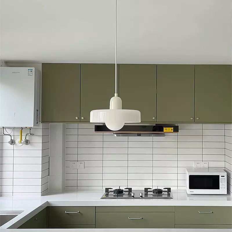 "Lampe suspendue moderne en verre, design Bauhaus, forme ronde élégante, lumière douce, idéale pour espace contemporain."