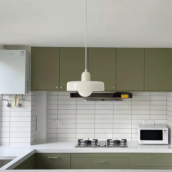 "Lampe suspendue moderne en verre, design Bauhaus, forme ronde élégante, lumière douce, idéale pour espace contemporain."
