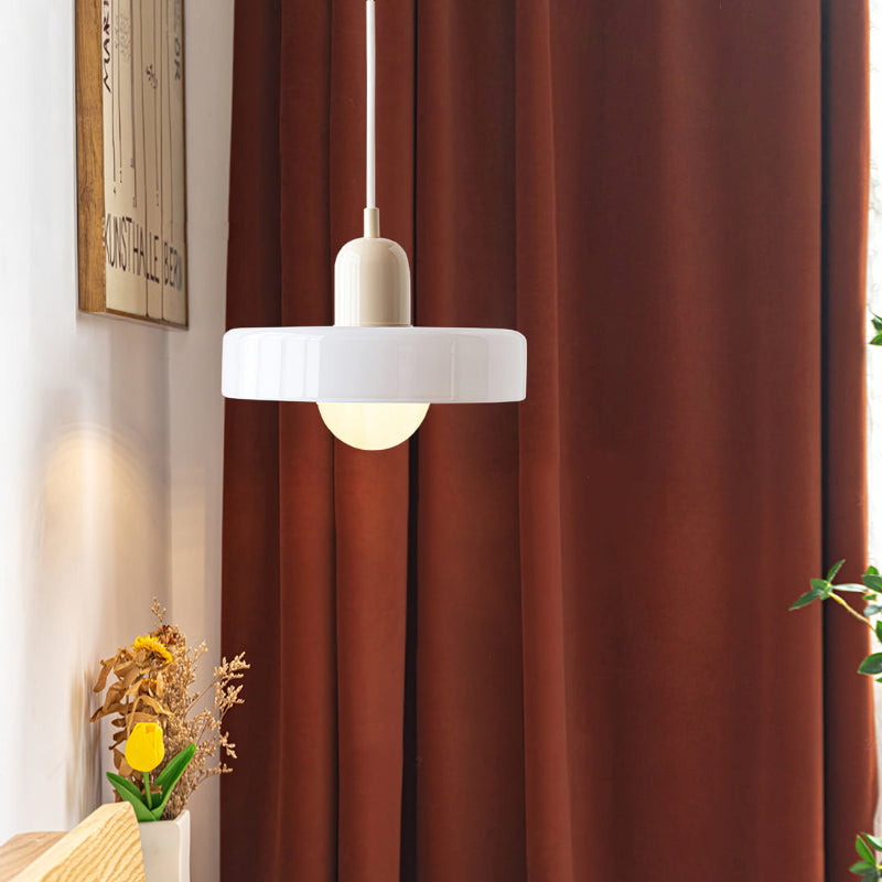 "Lampe suspendue moderne en verre, design Bauhaus, forme ronde élégante, lumière douce, idéale pour espace contemporain."