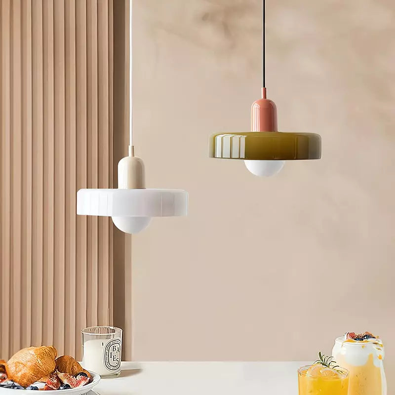 "Lampe suspendue moderne en verre, design Bauhaus, forme ronde élégante, lumière douce, idéale pour espace contemporain."
