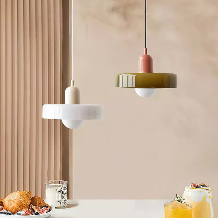 "Lampe suspendue moderne en verre, design Bauhaus, forme ronde élégante, lumière douce, idéale pour espace contemporain."