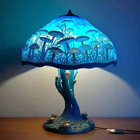 "Lampe vitrail artisanale, verre coloré diffusant une lumière apaisante pour une ambiance chaleureuse et élégante."
