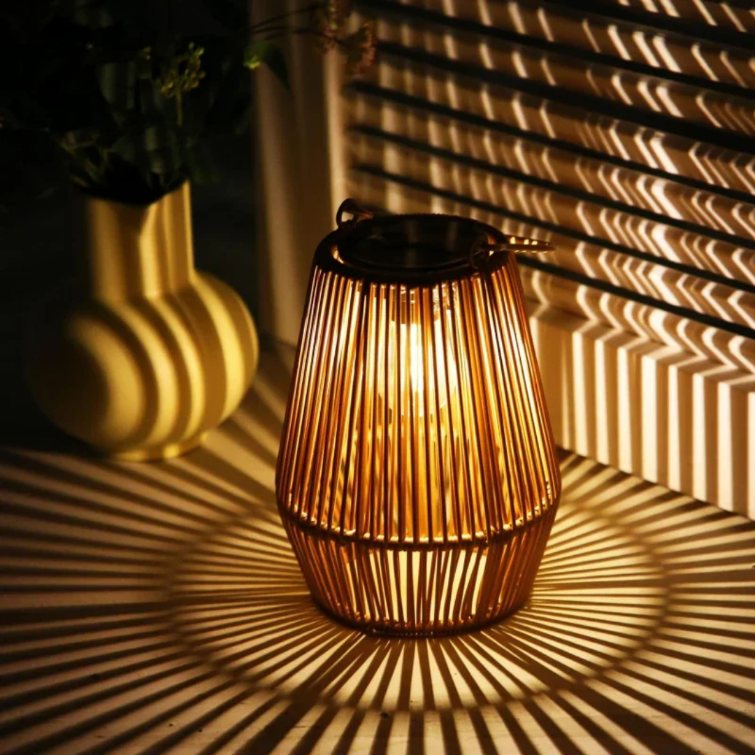 Lanterne solaire extérieure élégante, design moderne, étanche; idéale pour éclairer le jardin avec une lumière chaleureuse.