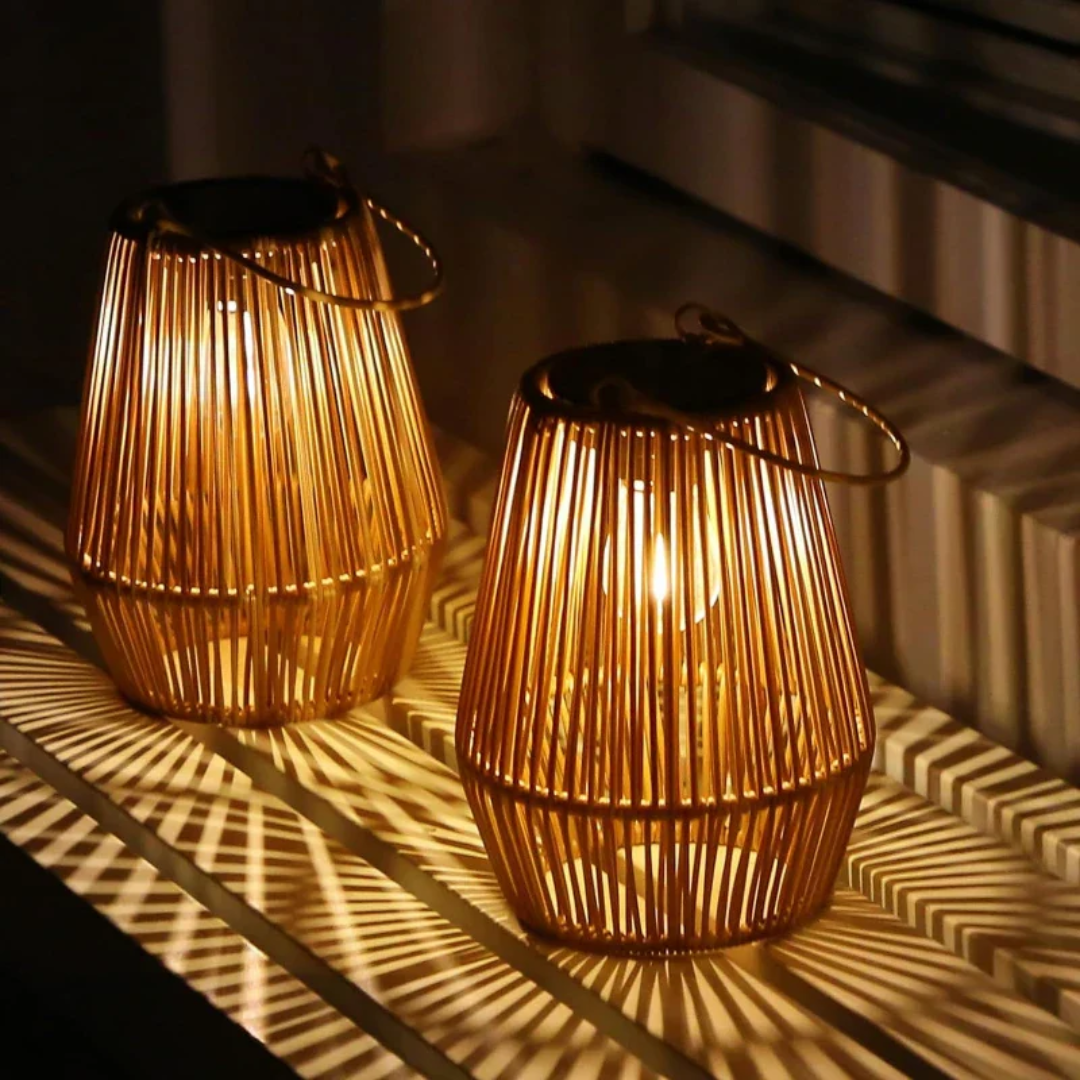 Lanterne solaire extérieure élégante, design moderne, étanche; idéale pour éclairer le jardin avec une lumière chaleureuse.