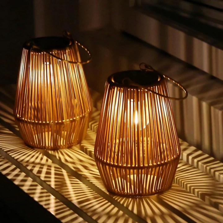 Lanterne solaire extérieure élégante, design moderne, étanche; idéale pour éclairer le jardin avec une lumière chaleureuse.
