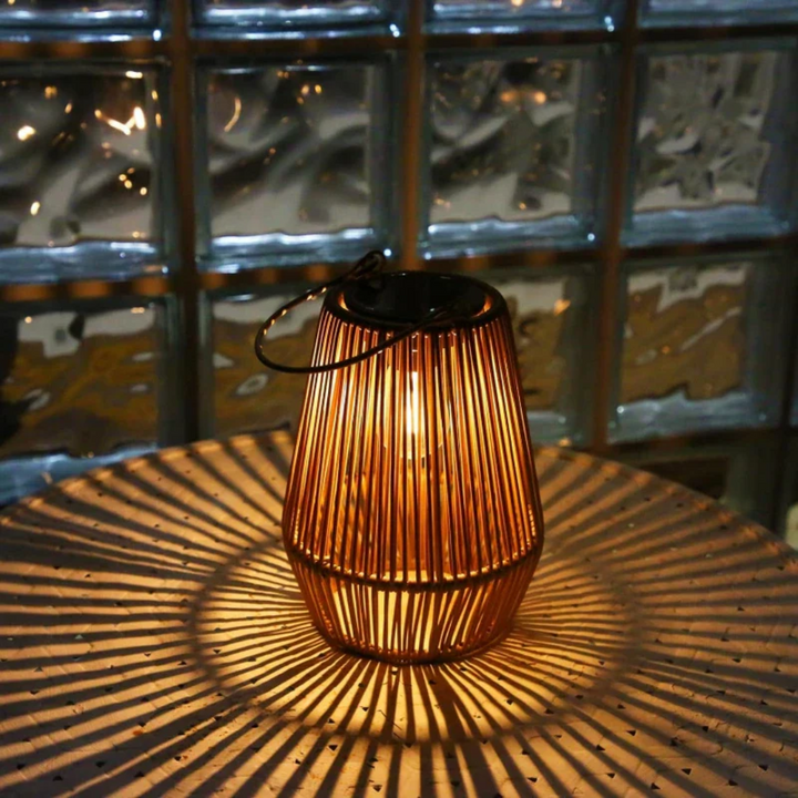 Lanterne solaire extérieure élégante, design moderne, étanche; idéale pour éclairer le jardin avec une lumière chaleureuse.