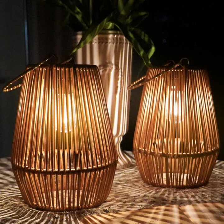 Lanterne solaire extérieure élégante, design moderne, étanche; idéale pour éclairer le jardin avec une lumière chaleureuse.