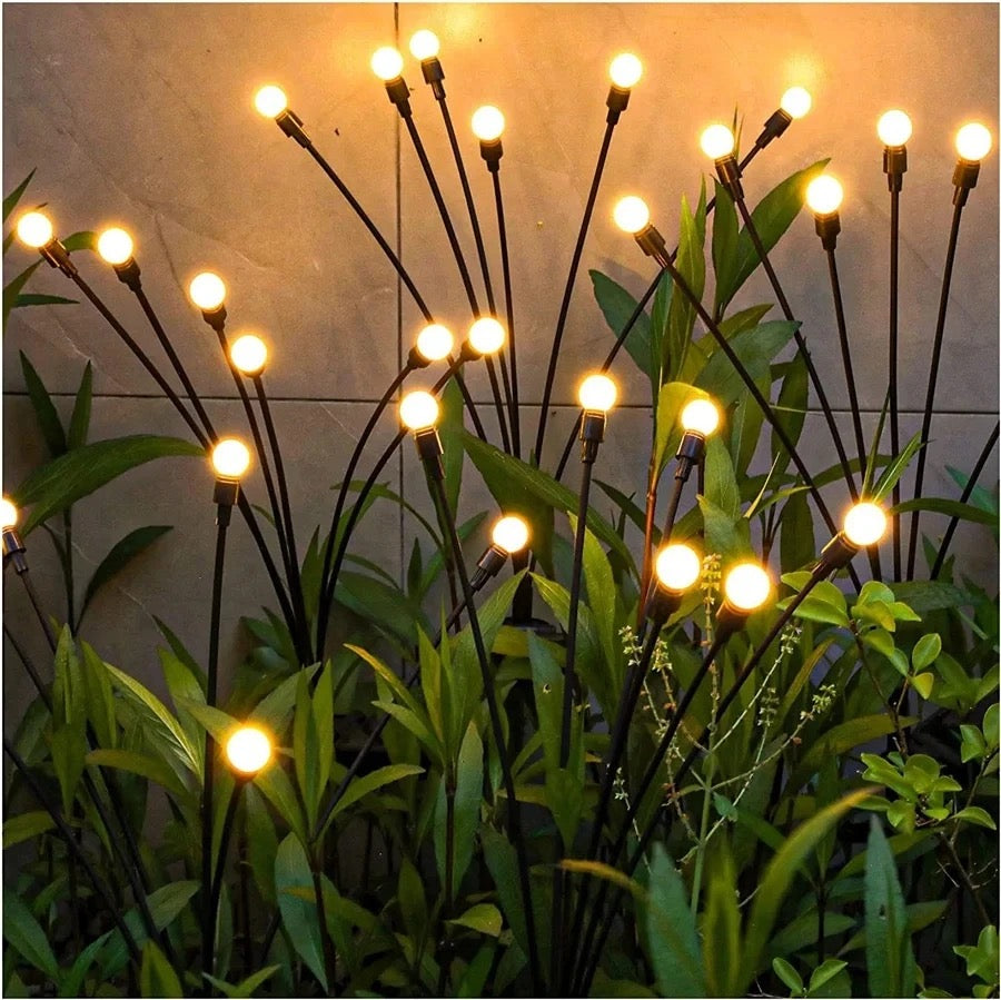 "Lucioles solaires éclairant un jardin avec lumière scintillante, écologique et résistante aux intempéries."