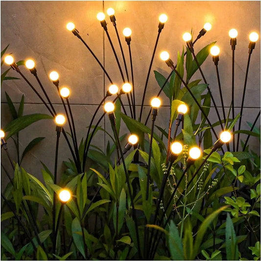 "Lucioles solaires éclairant un jardin avec lumière scintillante, écologique et résistante aux intempéries."