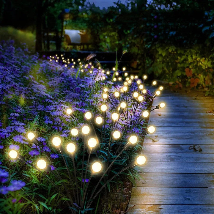 "Lucioles solaires éclairant un jardin avec lumière scintillante, écologique et résistante aux intempéries."