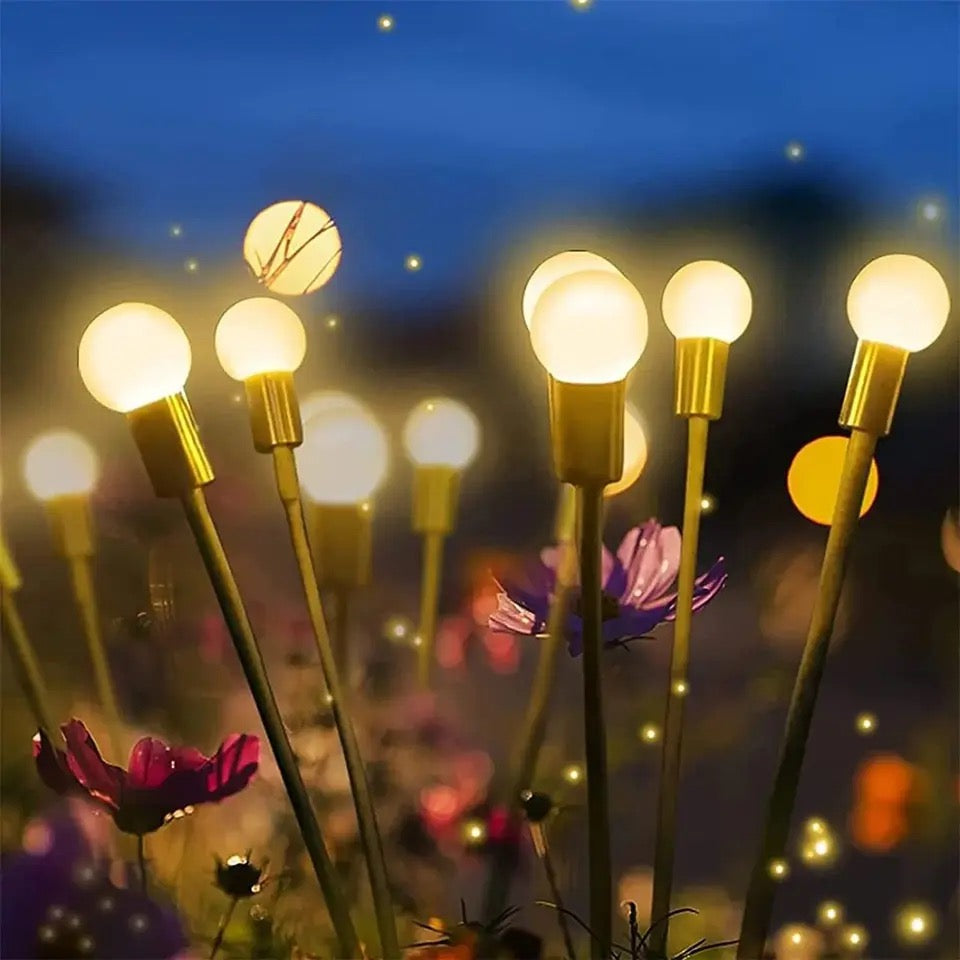 "Lucioles solaires éclairant un jardin avec lumière scintillante, écologique et résistante aux intempéries."