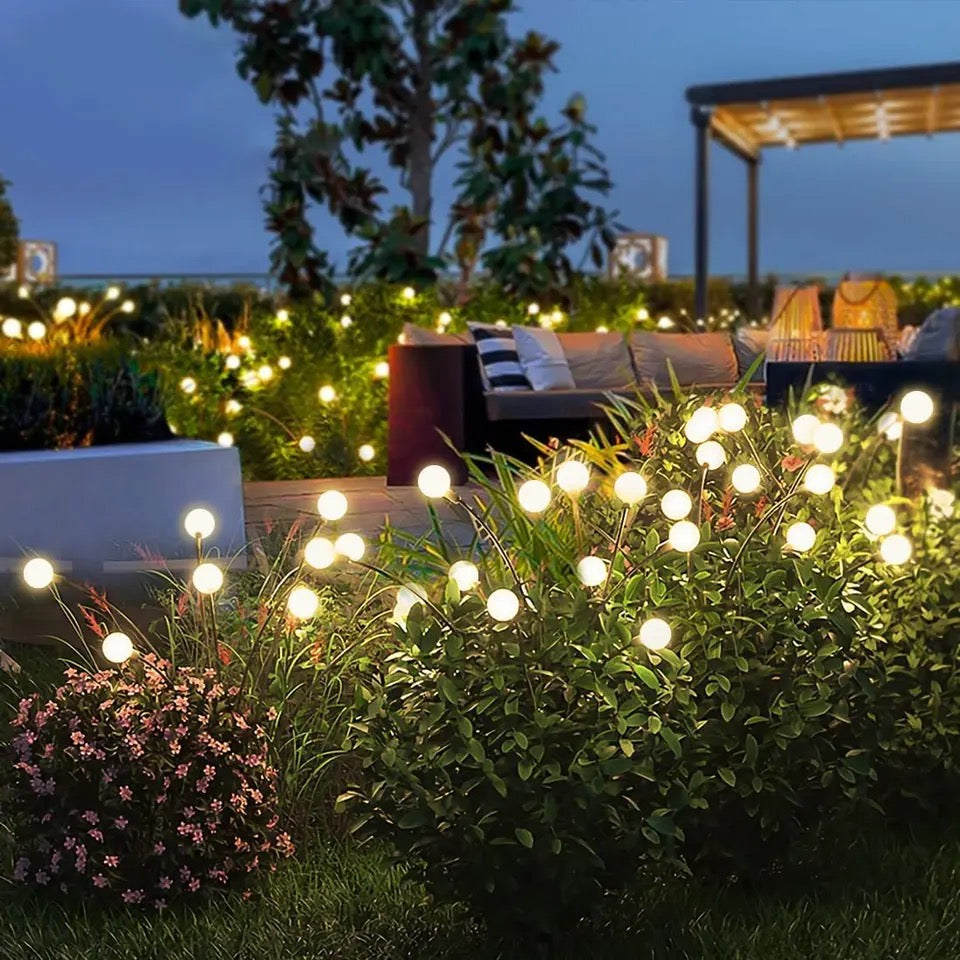 "Lucioles solaires éclairant un jardin avec lumière scintillante, écologique et résistante aux intempéries."