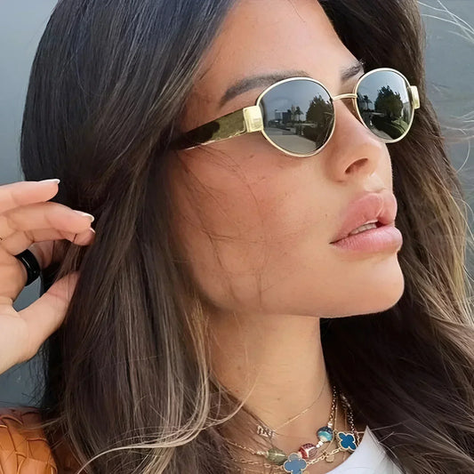 "Lunettes de soleil ovales unisexes avec monture métallique chic et lentilles anti-UV pour protection et style ensoleillé."