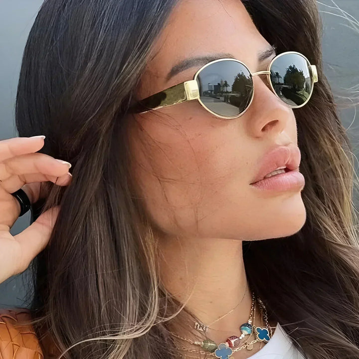 "Lunettes de soleil ovales unisexes avec monture métallique chic et lentilles anti-UV pour protection et style ensoleillé."