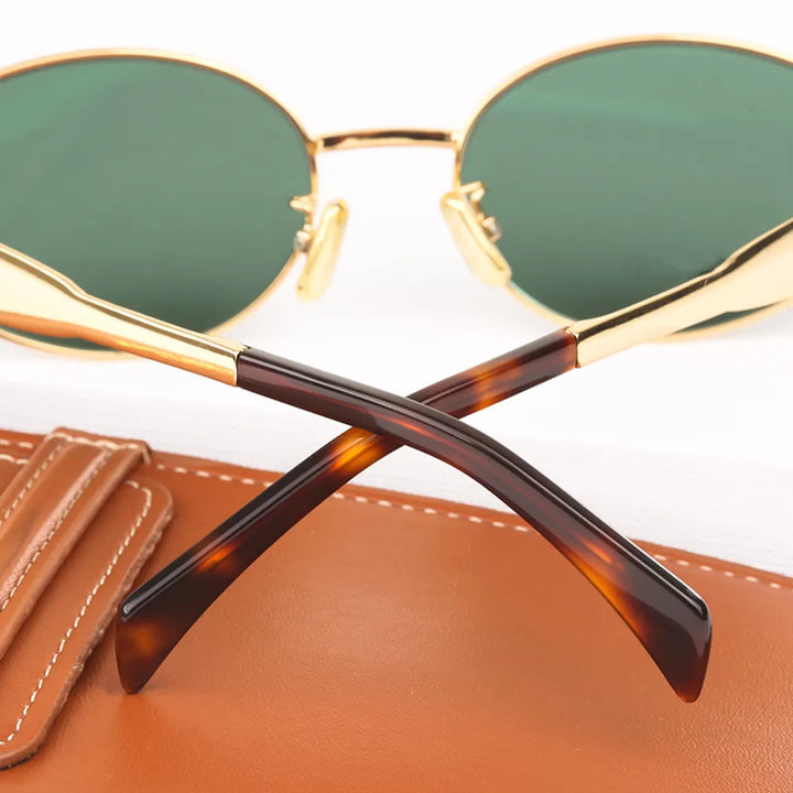 "Lunettes de soleil ovales unisexes avec monture métallique chic et lentilles anti-UV pour protection et style ensoleillé."