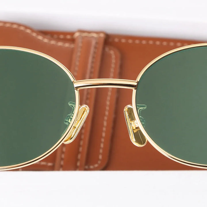 "Lunettes de soleil ovales unisexes avec monture métallique chic et lentilles anti-UV pour protection et style ensoleillé."