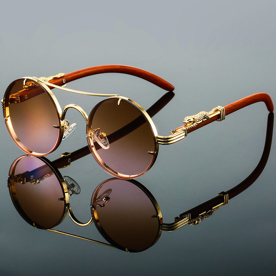 "Lunettes de soleil rétro en métal bleu pour hommes, monture chic, verres UV, accessoire estival élégant."