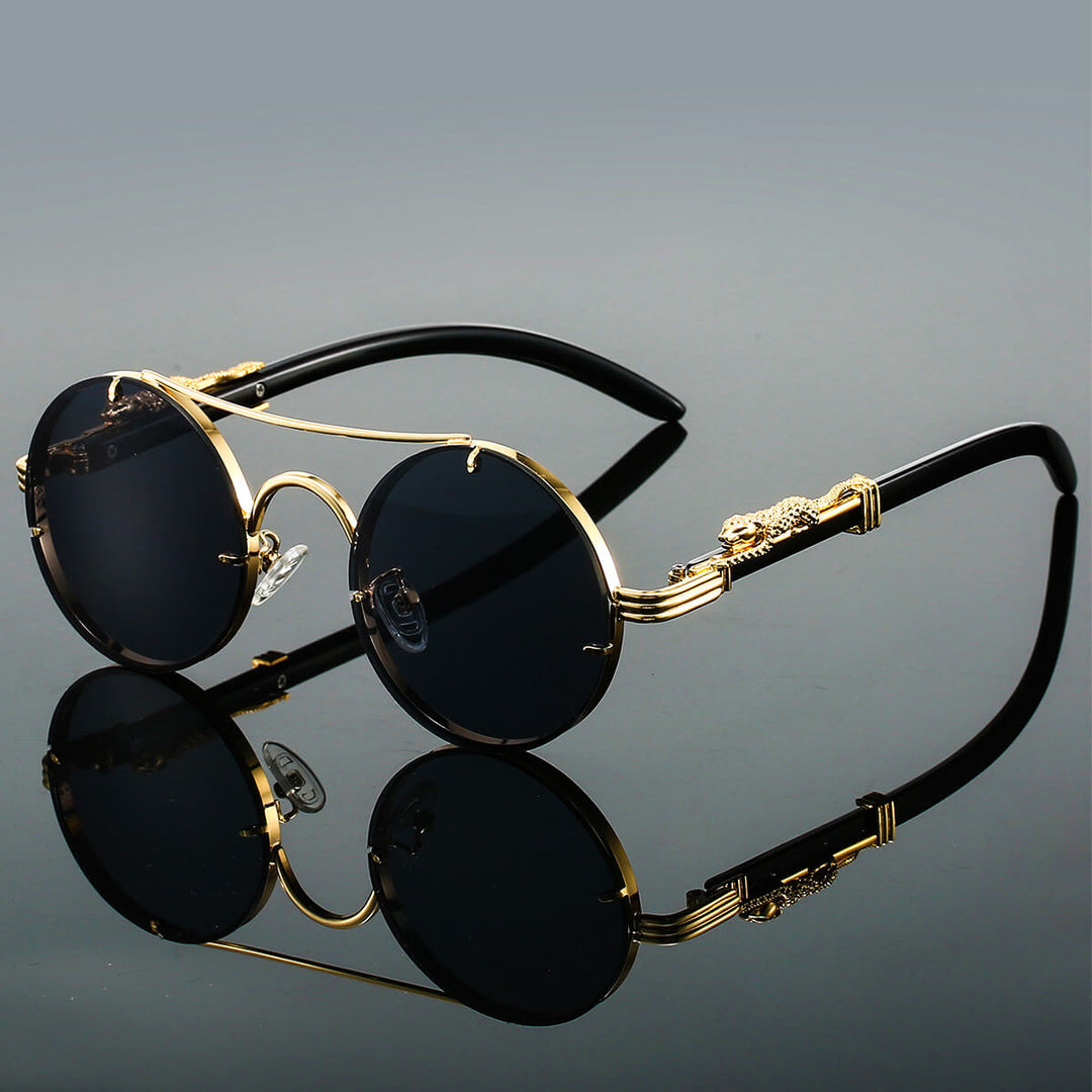 "Lunettes de soleil rétro en métal bleu pour hommes, monture chic, verres UV, accessoire estival élégant."