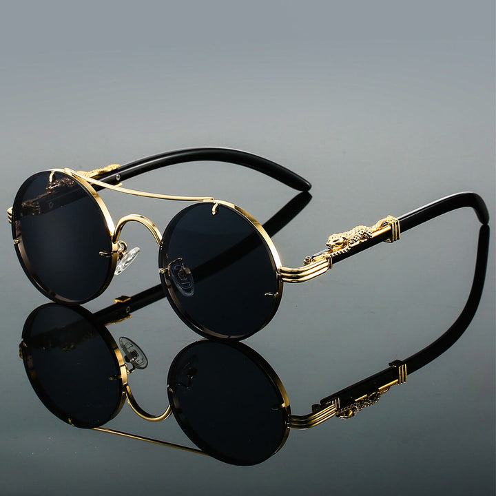 "Lunettes de soleil rétro en métal bleu pour hommes, monture chic, verres UV, accessoire estival élégant."