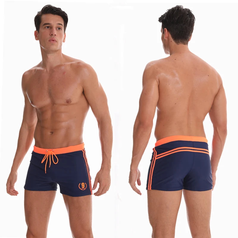 "Maillot de bain homme, ajusté, bleu, résistant au chlore, pour natation, piscine, esthétique moderne et confortable."