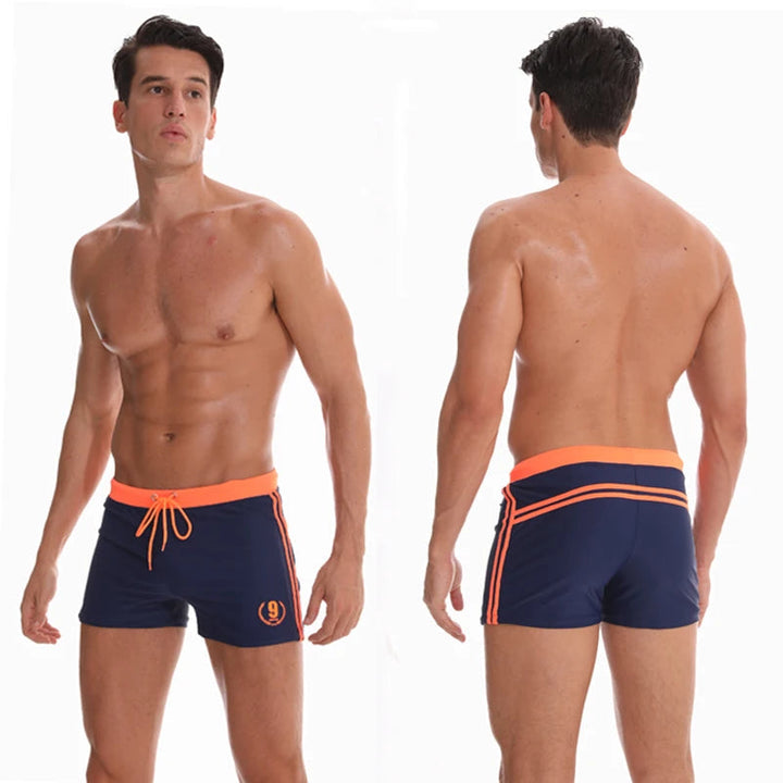 "Maillot de bain homme, ajusté, bleu, résistant au chlore, pour natation, piscine, esthétique moderne et confortable."