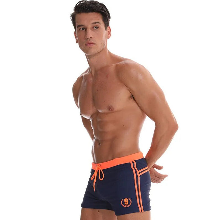 "Maillot de bain homme, ajusté, bleu, résistant au chlore, pour natation, piscine, esthétique moderne et confortable."