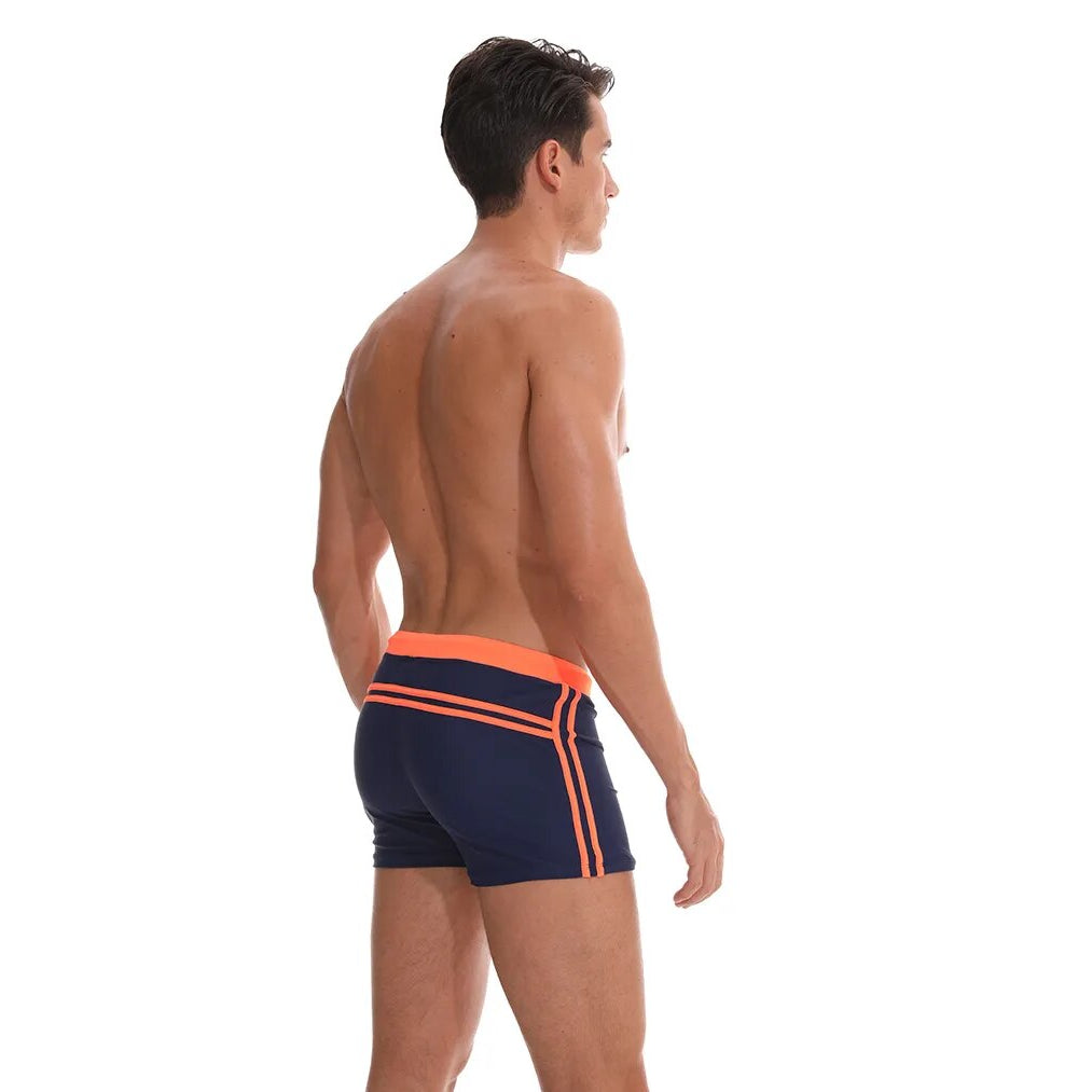 "Maillot de bain homme, ajusté, bleu, résistant au chlore, pour natation, piscine, esthétique moderne et confortable."