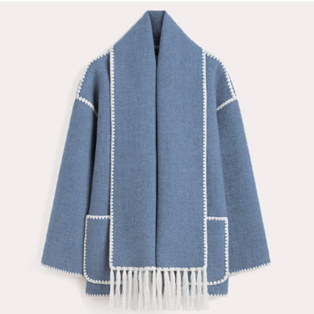 "Manteau d'hiver femme élégant, coupe ajustée, capuche amovible, détails sophistiqués, doublure chaude, style chic"
