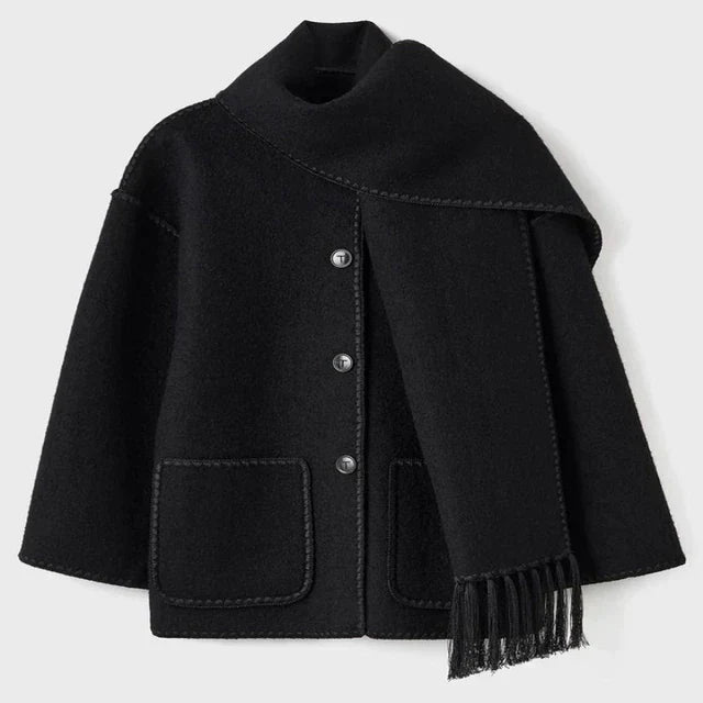 "Manteau d'hiver femme élégant, coupe ajustée, capuche amovible, détails sophistiqués, doublure chaude, style chic"
