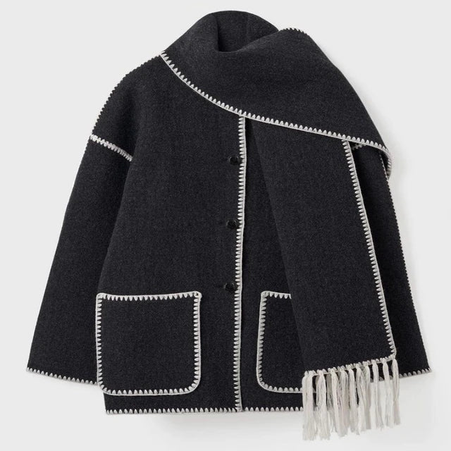 "Manteau d'hiver femme élégant, coupe ajustée, capuche amovible, détails sophistiqués, doublure chaude, style chic"