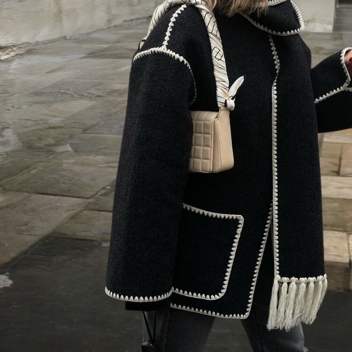 "Manteau d'hiver femme élégant, coupe ajustée, capuche amovible, détails sophistiqués, doublure chaude, style chic"