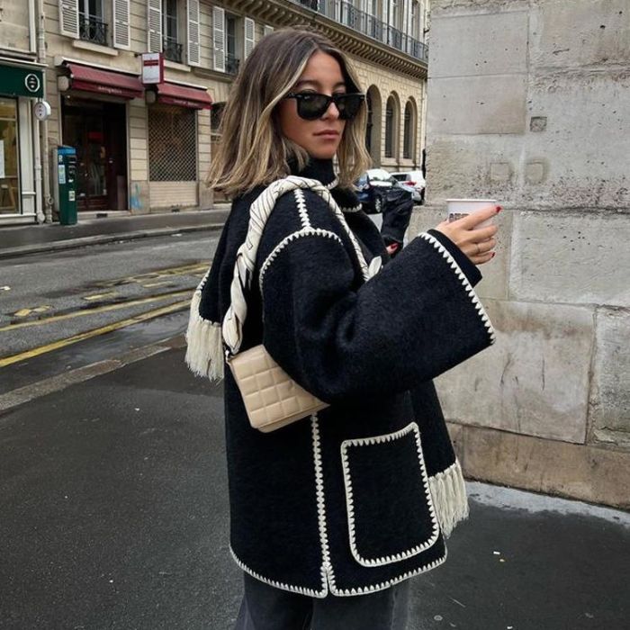 "Manteau d'hiver femme élégant, coupe ajustée, capuche amovible, détails sophistiqués, doublure chaude, style chic"