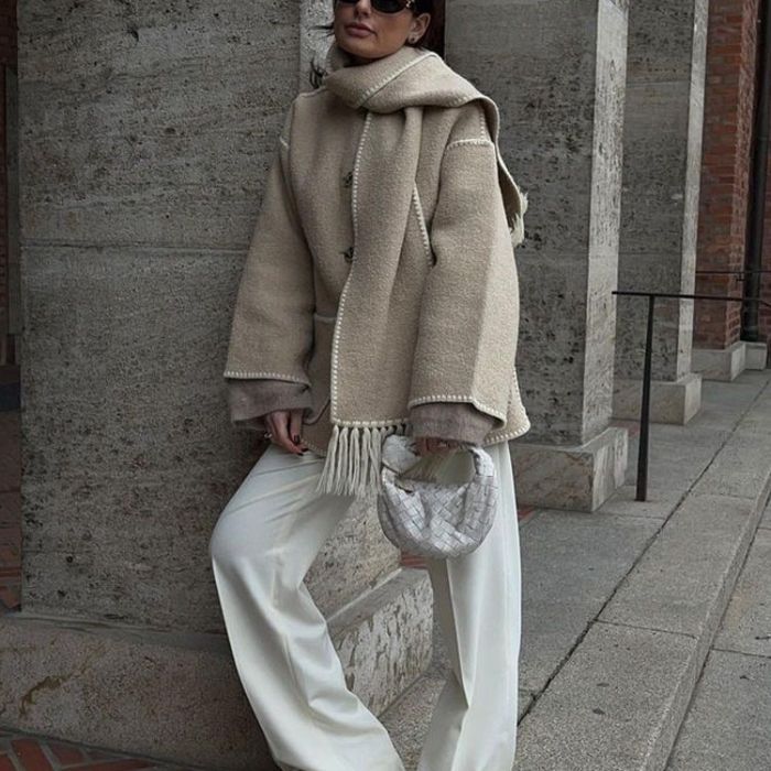 "Manteau d'hiver femme élégant, coupe ajustée, capuche amovible, détails sophistiqués, doublure chaude, style chic"