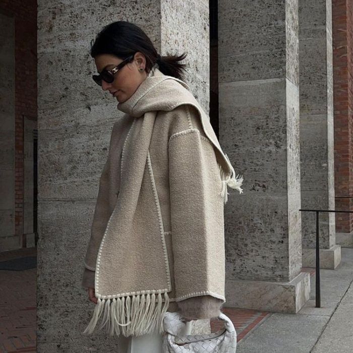 "Manteau d'hiver femme élégant, coupe ajustée, capuche amovible, détails sophistiqués, doublure chaude, style chic"