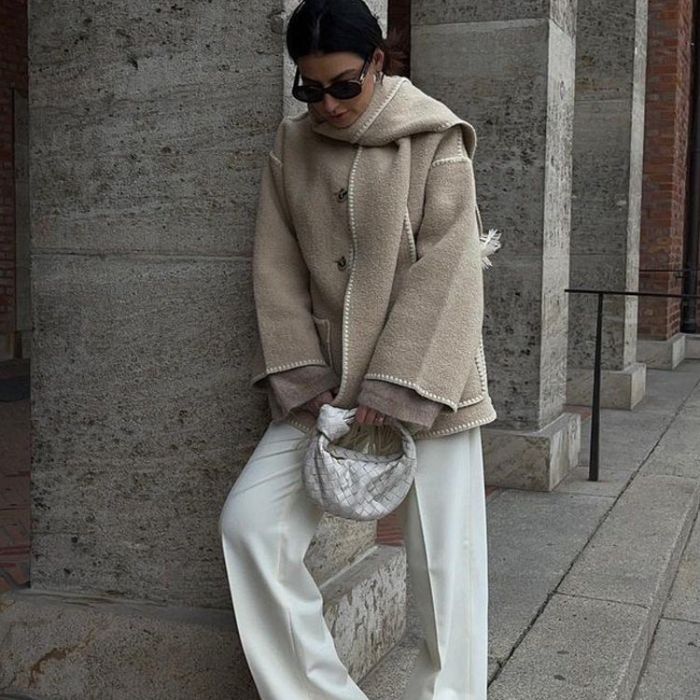 "Manteau d'hiver femme élégant, coupe ajustée, capuche amovible, détails sophistiqués, doublure chaude, style chic"