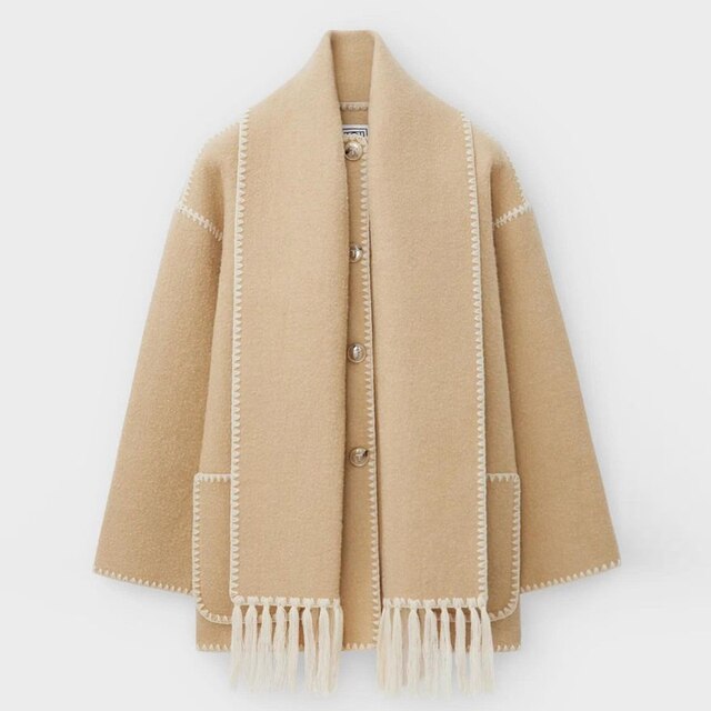 "Manteau d'hiver femme élégant, coupe ajustée, capuche amovible, détails sophistiqués, doublure chaude, style chic"