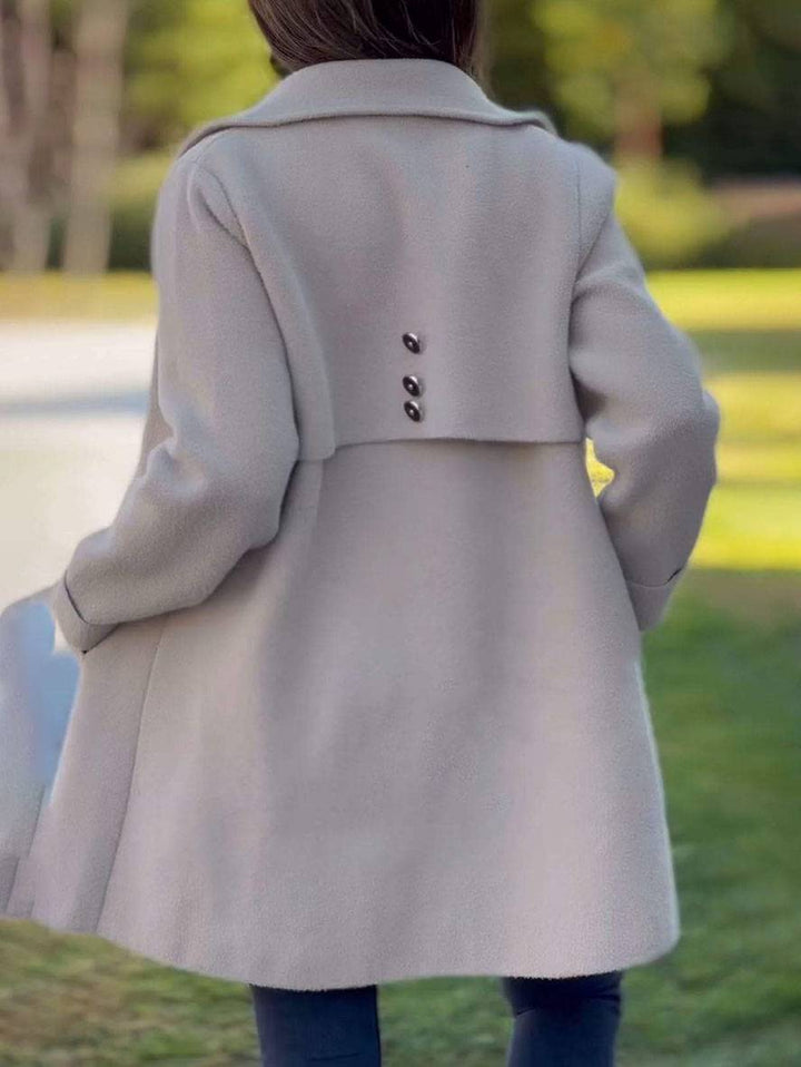 "Manteau d'hiver femme élégant Louise, col classique, boutons raffinés, chaud, idéal pour l'hiver, style intemporel"