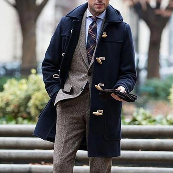 "Manteau en laine homme, vue de face, capuche élégante, pour chaleur et style en hiver."
