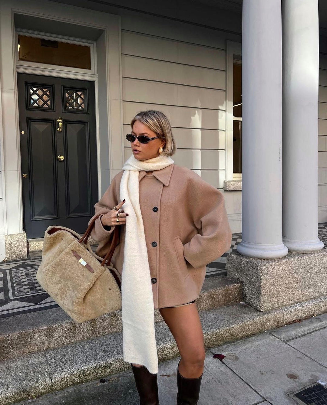 "Manteau en laine oversize brun, coupe ample, détails boutons, chic pour automne hiver, style et confort assuré."