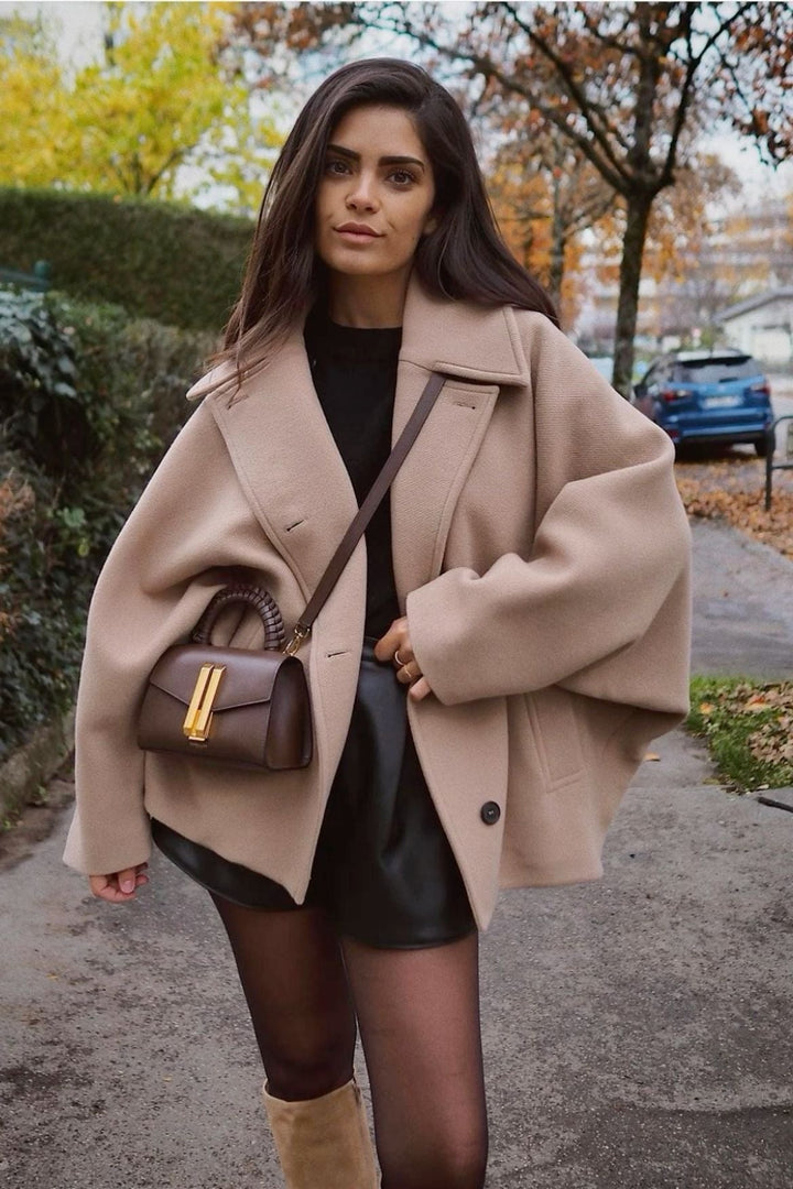"Manteau en laine oversize brun, coupe ample, détails boutons, chic pour automne hiver, style et confort assuré."