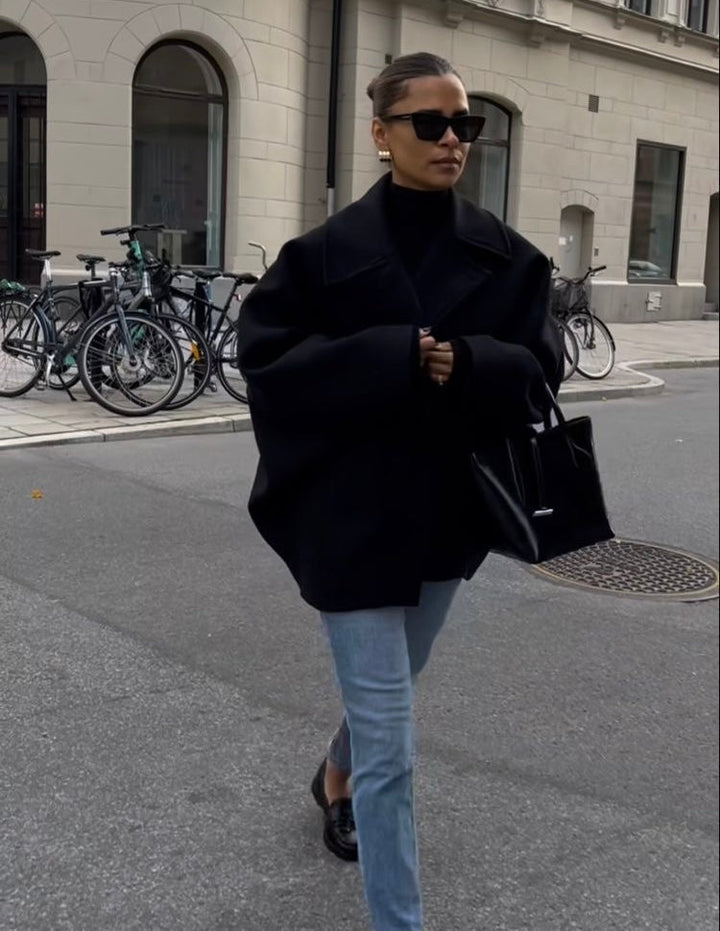 "Manteau en laine oversize brun, coupe ample, détails boutons, chic pour automne hiver, style et confort assuré."