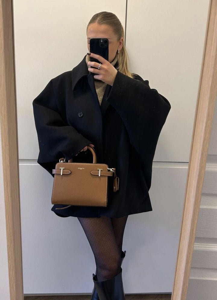 "Manteau en laine oversize brun, coupe ample, détails boutons, chic pour automne hiver, style et confort assuré."