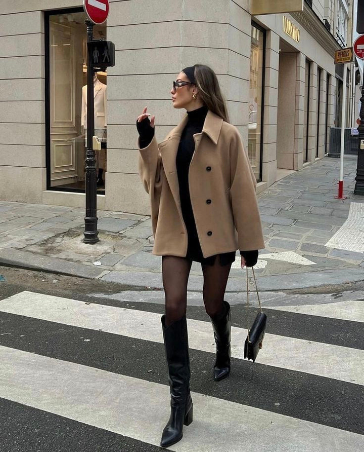 "Manteau en laine oversize brun, coupe ample, détails boutons, chic pour automne hiver, style et confort assuré."