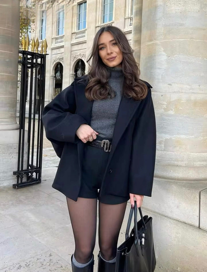 "Manteau en laine oversize brun, coupe ample, détails boutons, chic pour automne hiver, style et confort assuré."