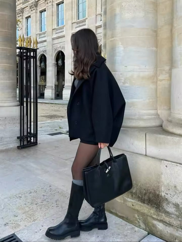 "Manteau en laine oversize brun, coupe ample, détails boutons, chic pour automne hiver, style et confort assuré."