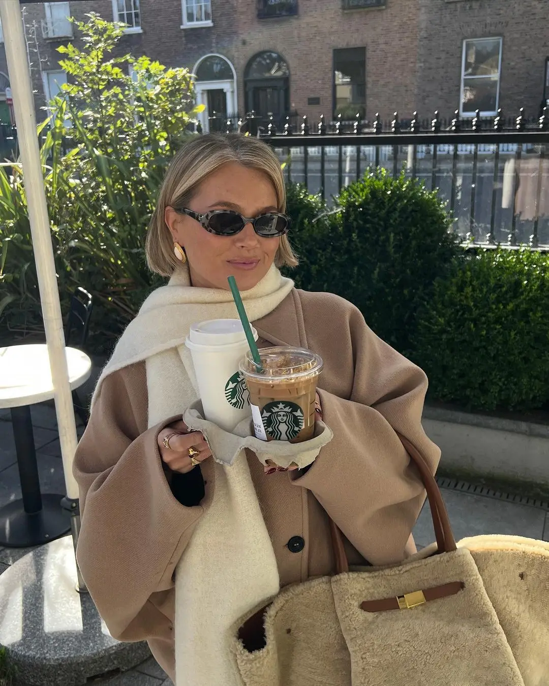 "Manteau en laine oversize brun, coupe ample, détails boutons, chic pour automne hiver, style et confort assuré."