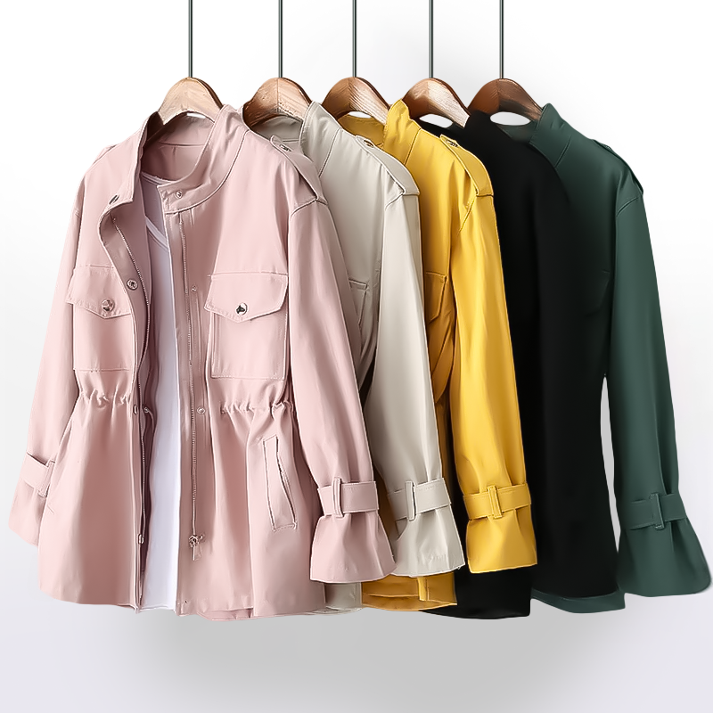 "Manteau femme chic en coton ciré, imperméable, ajusté avec capuche, poches pratiques, style élégant et flatteur"